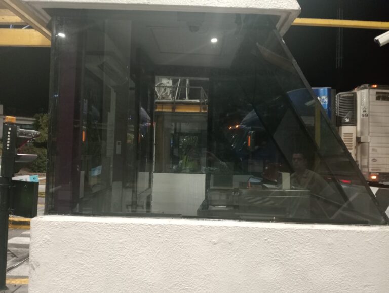 Recubrimientos de acabados y cristales en cabinas de cobro14