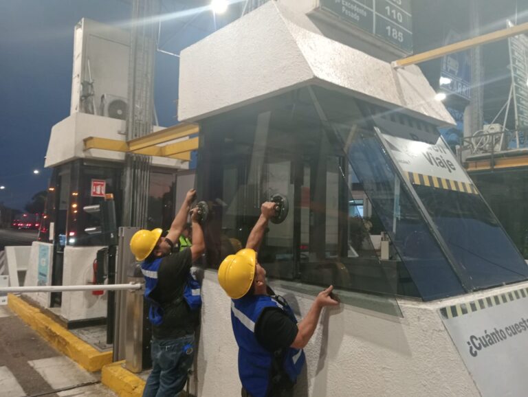 Recubrimientos de acabados y cristales en cabinas de cobro16