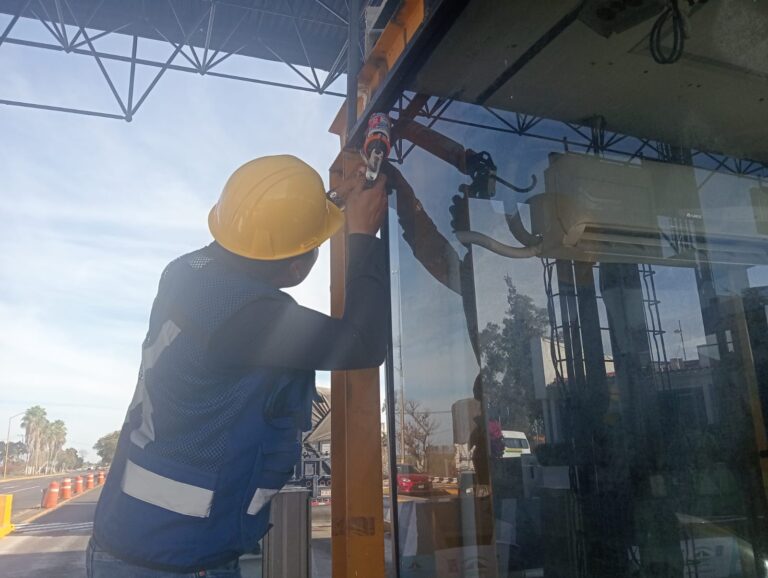 Recubrimientos de acabados y cristales en cabinas de cobro19