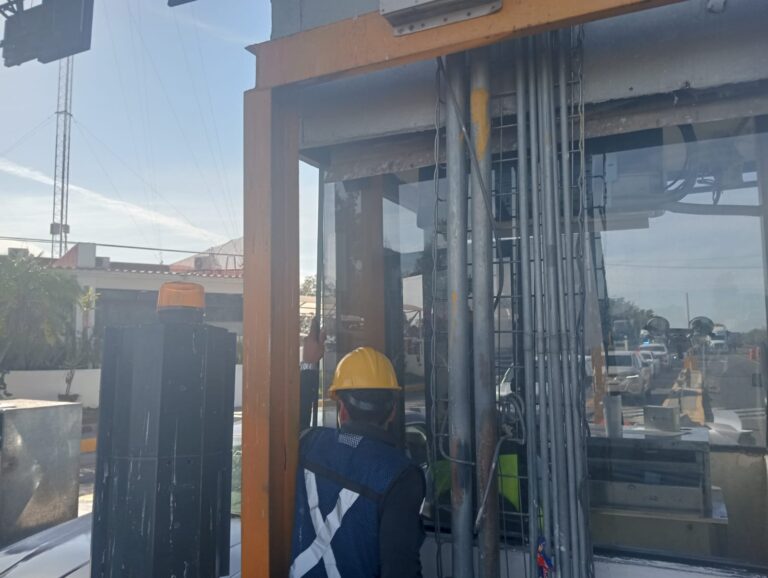 Recubrimientos de acabados y cristales en cabinas de cobro20