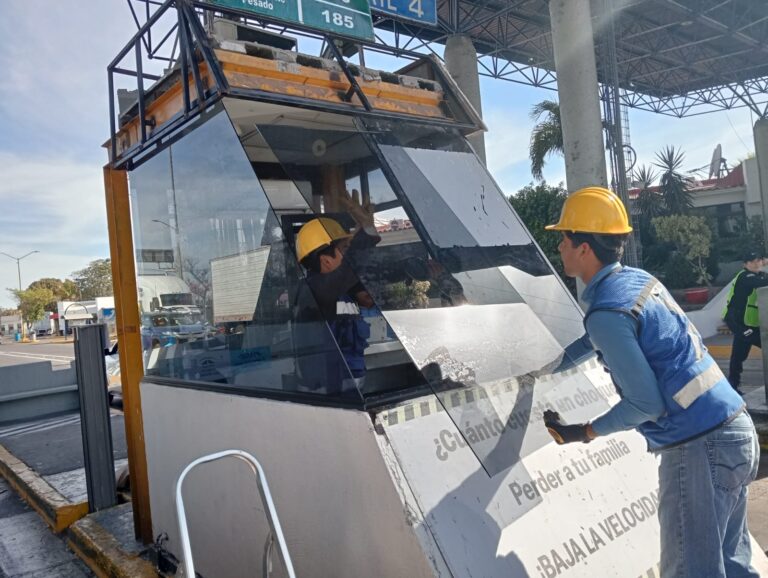 Recubrimientos de acabados y cristales en cabinas de cobro22