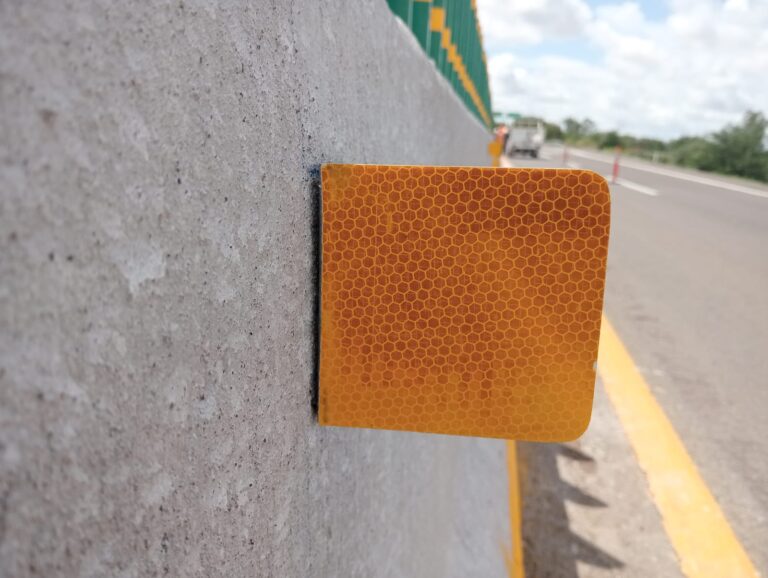 Señalizacion en faja separadora (barrera triblock)2