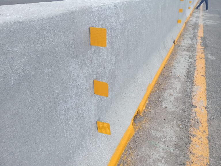 Señalizacion en faja separadora (barrera triblock)5